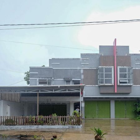 Reddoorz At Lapangan Bandara Sam Ratulangi Manado Hotel Exterior foto