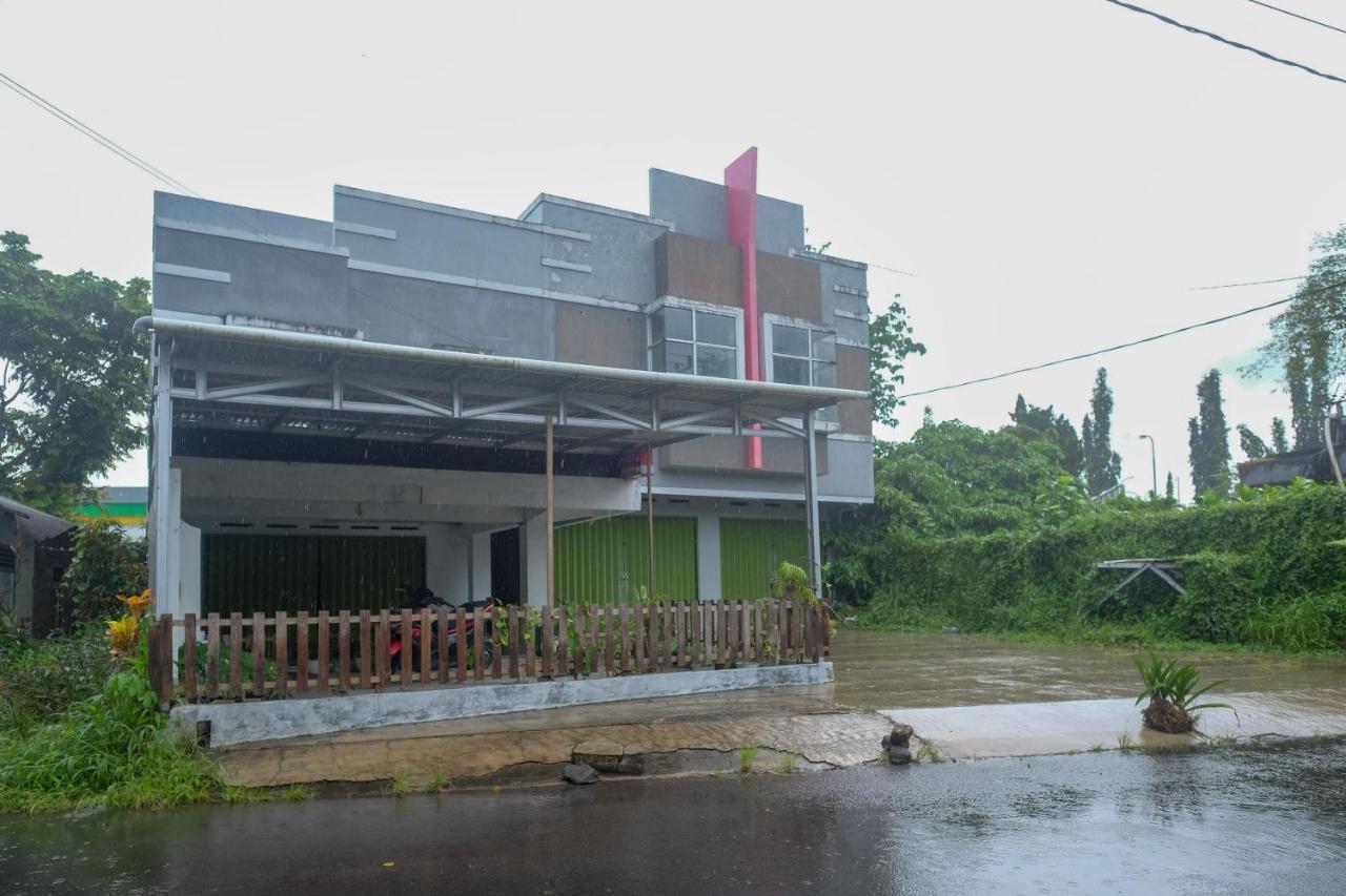 Reddoorz At Lapangan Bandara Sam Ratulangi Manado Hotel Exterior foto